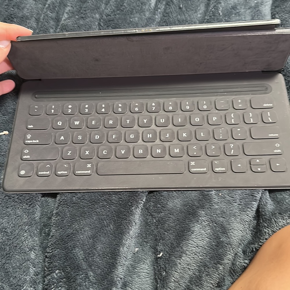 Apple KeyBoard - Picture 3 of 5